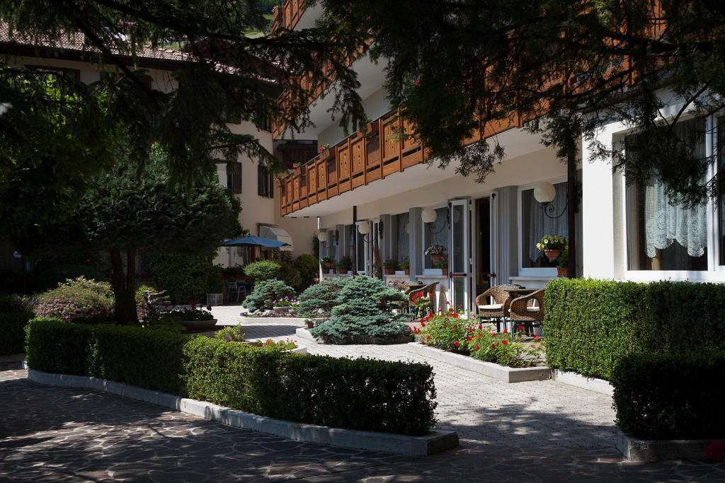 Hotel Miralago Wellness - Adults Only Molveno Exterior photo